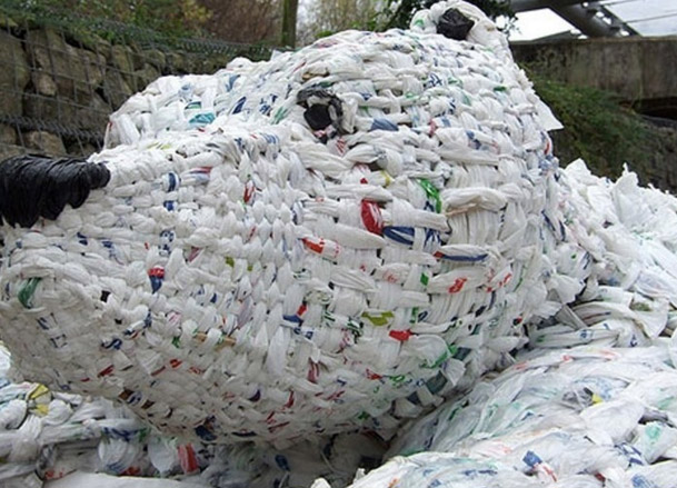 Медведь из мусора - пластика