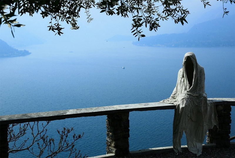 Фигура, "сидящая" около озера Комо в Италии
