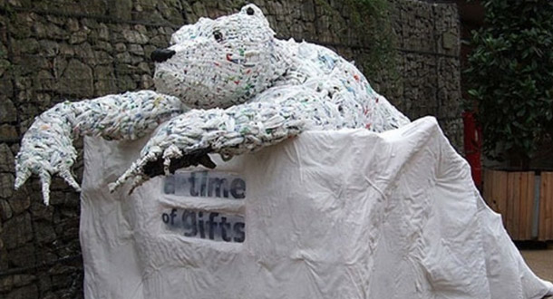 Медведь из мусора - пластика2