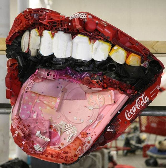 Гигантский рот из мусора