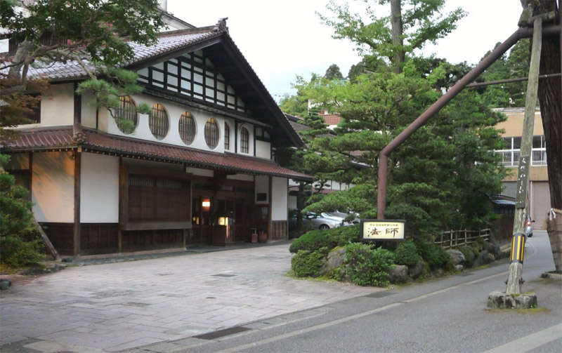 «Онсэн Кэйункан » (Nishiyama Onsen Keiunkan) - самая старая в мире гостиница
