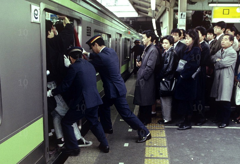 Уплотнители (трамбовщики) в японском метро